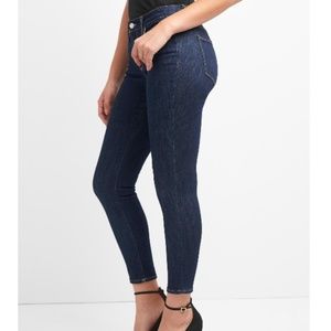 Mid Rise True Skinny Jeans in Sculpt